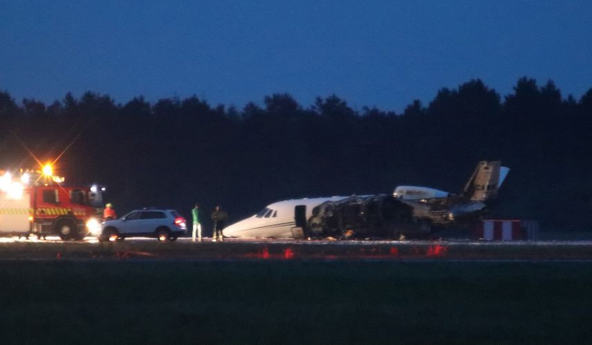 El avi&oacute;n privado que transportaba a miembros del equipo de la cantante Pink se prendi&oacute; en llamas tras hacer un aterrizaje de emergencia en el aeropuerto de Aarhus, en Tirstrup, Dinamarca, el martes 6 de agosto.&nbsp;Nadie result&oacute; herido en el incidente.&nbsp;