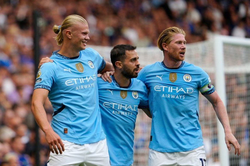 Erling Haaland (izquierda) del Manchester City celebra con sus compañeros tras abrir el marcador en el encuentro de la Liga Premier frente al Chelsea, el domingo 18 de agosto del 2024.