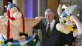 El fallecido autor e ilustrador francés Albert Uderzo posa con los personajes de su serie, Astérix y Obélix .