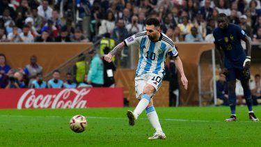 Lionel Messi anota de penal el primer gol de Argentina en la final contra Francia en la Copa Mundial, el 18 de diciembre de 2022, en Lusail, Catar. 