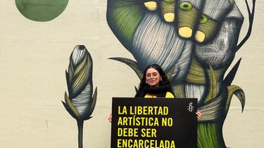 Condenan a la activista Aniette González García publicar en Facebook fotografías en las que se le ve envuelta con la bandera de Cuba