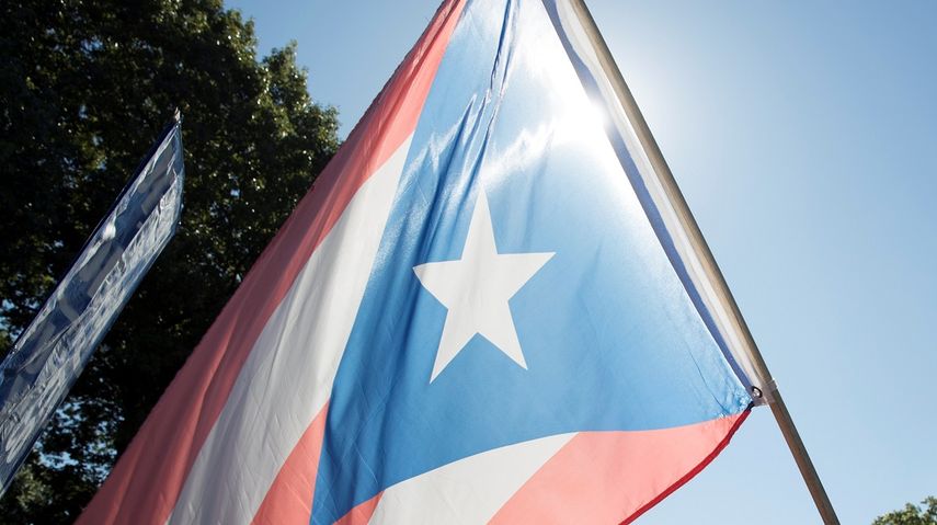 Vista de una bandera de Puerto Rico en un acto público.