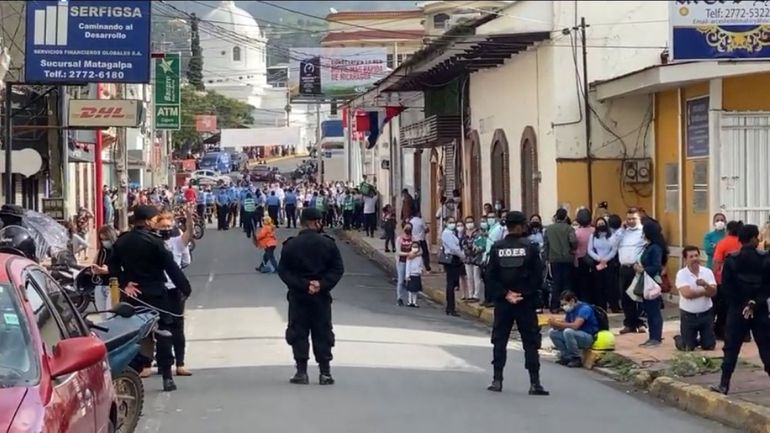 La policía y las fuerzas antimotínes acordonaron las principales calles aledañas a la curia episcopal en la ciudad de Matagalpa, al norte de Nicaragua. 