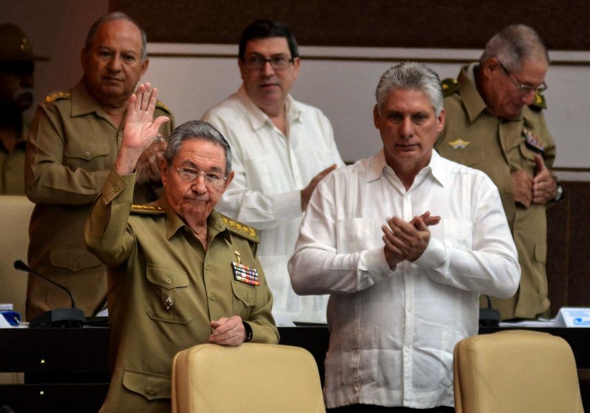 El general Raúl Castro junto al designado gobernante, Miguel Díaz-Canel, en una imagen de archivo fechada en diciembre de 2016.