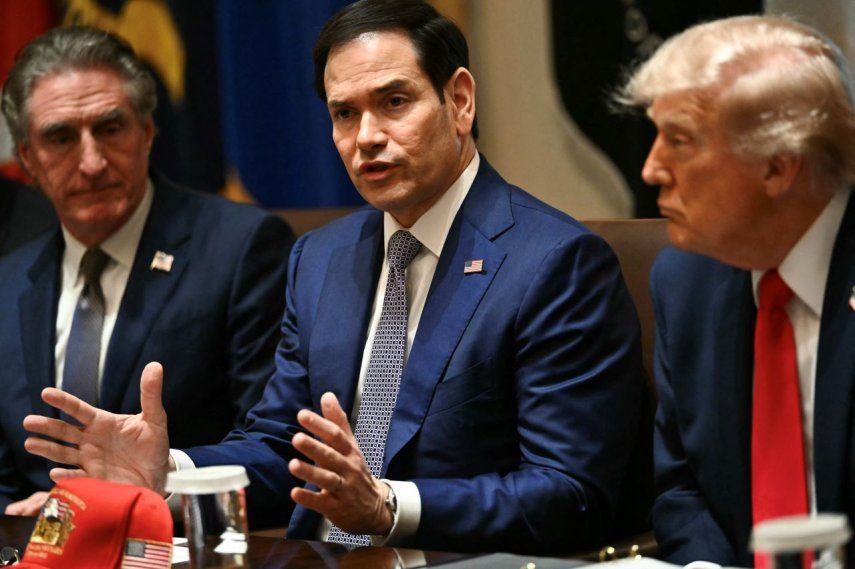 Marco Rubio habla durante una reunión del gabinete en la Sala del Gabinete de la Casa Blanca en Washington, DC, el 27 de mayo de 2026. A su lado junto al Secretario del Interior Doug Burgum, y el Presidente Donald Trump
