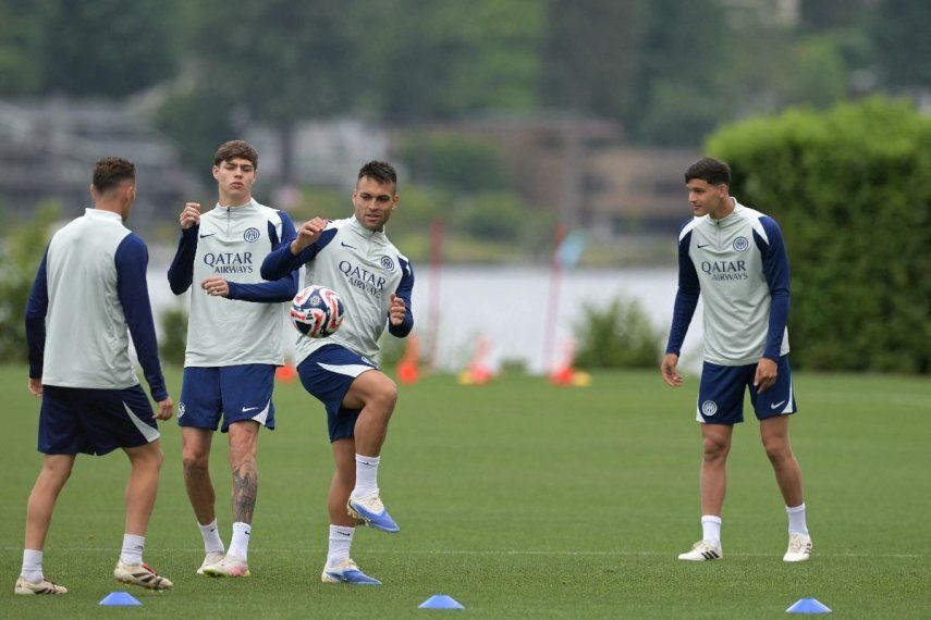 El delantero argentino número 10 del Inter de Milán, Lautaro Martínez (centro), controla el balón junto a sus compañeros en vísperas del partido del Mundial de Clubes 2025 entre el Inter de Milán de Italia y el Urawa Red Diamonds de Japón. 