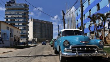 Vista parcial de la embajada de los Estados Unidos, al fondo de la calle, en La Habana.