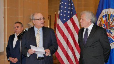 El embajador de Estados Unidos en la OEA, Frank Mora y el secretario general del organismo Luis Almagro.