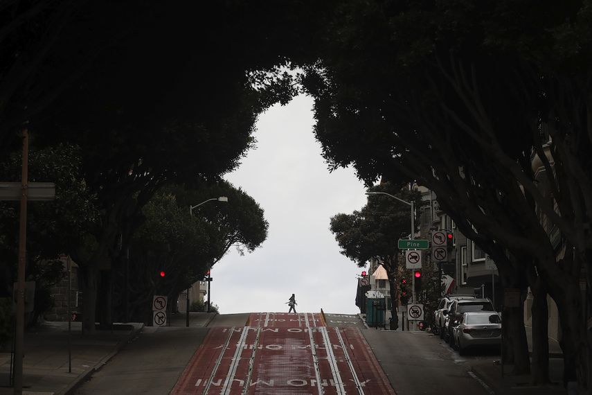 Una persona cruza a pie por las v&iacute;as del tranv&iacute;a en Powell Street, San Francisco, el domingo 29 de marzo de 2020.&nbsp;