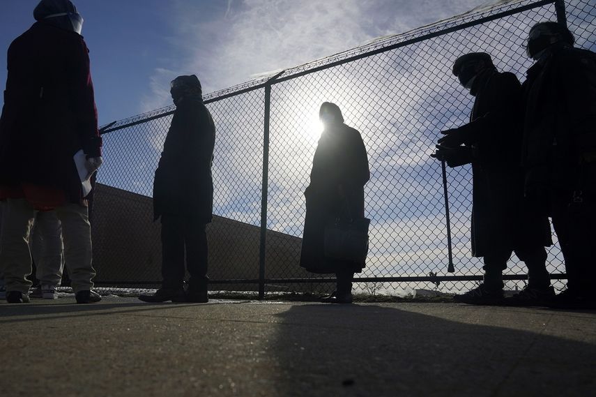 En esta imagen del miércoles 24 de febrero de 2021, personas hacen fila en un centro de vacunación en Queens, Nueva York.&nbsp;