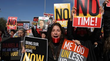 Familiares y amigos de rehenes israelíes retenidos por el Hamás marchan cerca del Kibbutz Orim, a lo largo de la frontera entre Israel y Gaza.