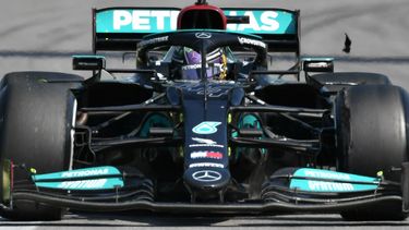 El británico Lewis Hamilton de Mercedes partió de último y logró conquistar Interlagos sobre Max Verstappen&nbsp;