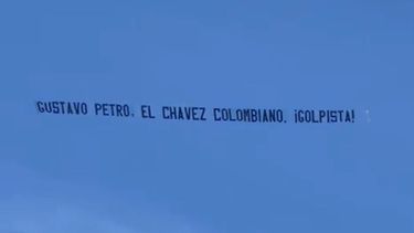 Avioneta sobrevuela Miami Beach con mensaje que compara a Petro con Chávez&nbsp;