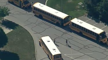 Los alumnos fueron evacuados en autobuses.&nbsp;
