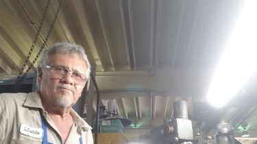 Leo es un experto en bombas del sistema de agua y alcantarillado de Miami-Dade. Leo es un experto en bombas del sistema de agua y alcantarillado de Miami-Dade.