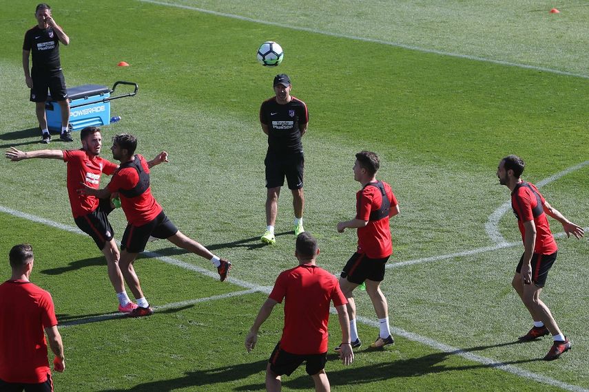 El entrenador del Atlético de Madrid Diego Simeone (c, arriba) dirige el entrenamiento realizado en el Cerro del Espino, en Majadahonda, para preparar el partido de la octava jornada de Liga de Primera División que el conjunto rojiblanco disputa contra el Barcelona.&nbsp;