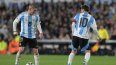 El delantero argentino Franco Mastantuono (izq) controla el balón junto a su compañero Lionel Messi durante un partido de clasificación sudamericana para la Copa Mundial de la FIFA 2026 contra Venezuela en el estadio Más Monumental de Buenos Aires, el 4 de septiembre de 2025.