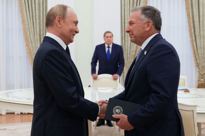 El presidente ruso Vladimir Putin y el enviado especial del presidente Donald J. Trump, Steve Witkoff,&nbsp; en un cordial saludo en el Kremlin.