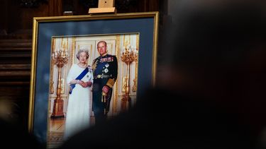 Una fotografía de la reina Isabel II de Gran Bretaña y el príncipe Felipe, duque de Edimburgo, se ve durante un servicio para conmemorar la muerte del príncipe Felipe, duque de Edimburgo, en la catedral de San Andrés en Sydney el 11 de abril de 2021. Los británicos están invitados a plantar árboles para celebrar el jubileo de platino de la reina.