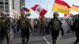 Policía antimotines camina delante de manifestantes de oposición al gobierno que marchan contra la presidenta Dina Boluarte en Lima, Perú, el lunes 23 de enero de 2023.