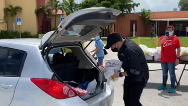 Los Kiwanis de La Peque&ntilde;a Habana y el&nbsp;chef&nbsp;Chris Vald&eacute;s unieron esfuerzos este viernes 22 de mayo para distribuir 3.600 comidas en Miami a personas necesitadas.