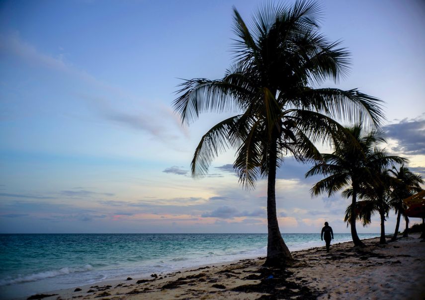 En imagen de archivo del 31 de agosto de 2019, una mujer camina por la playa antes de la llegada del hurac&aacute;n Dorian en Freeport, en la isla Gran Bahama.&nbsp;