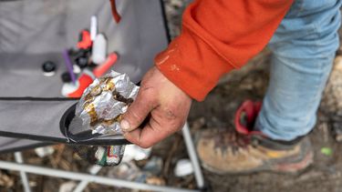 Un hombre sin hogar, de 24 años, sostiene un trozo de papel de aluminio que usó para fumar fentanilo en Seattle, Washington