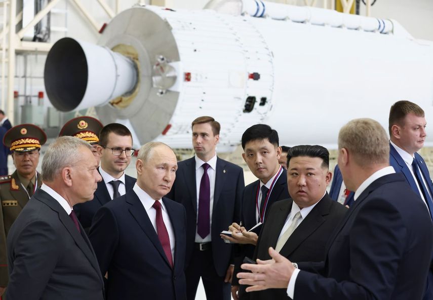 El presidente de Rusia, Vladímir Putin (segundo por la izquierda, delante) y el líder de Corea del Norte, Kim Jong Un (segundo por la derecha, delante), examinan un hangar de montaje de cohetes durante su encuentro en el cosmódromo de Vostochny, a las afueras de la ciudad de Tsiolkovsky, Rusia.&nbsp;