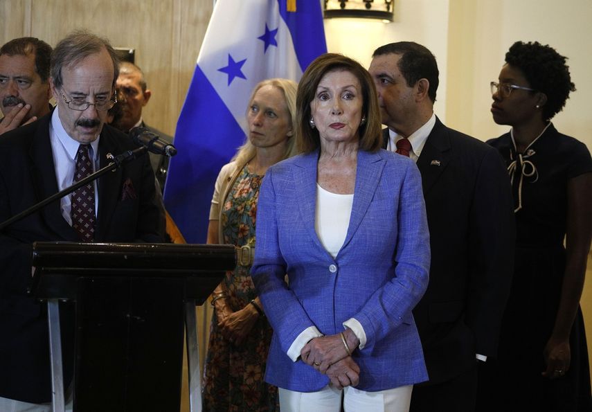 La presidenta de la Cámara de Representantes de Estados Unidos, Nancy Pelosi, atiende una conferencia de prensa en un hotel de Tegucigalpa, Honduras, el sábado 10 de agosto de 2019.