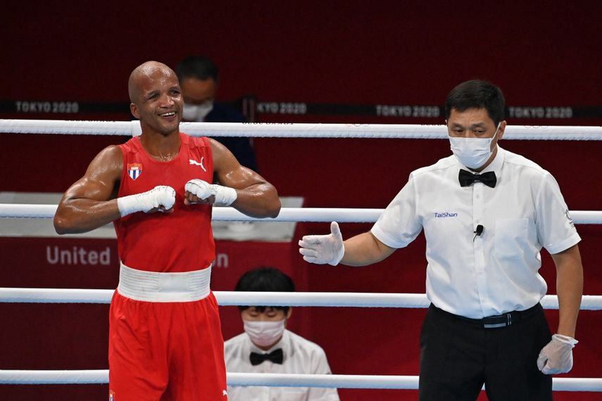 El cubano Roniel Iglesias (rojo) celebra tras vencer al ruso Andrei Zamkovoi tras su semifinal de boxeo wélter masculino (63-69 kg) durante los Juegos Olímpicos de Tokio 2020