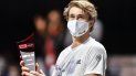 El alemán Alexander Zverev posa con el trofeo tras conquistar el torneo de Colonia al derrotar 6-2, 6-1 al argentino Diego Schwartzmann, el domingo 25 de octubre de 2020 en Colonia, Alemania El alemán Alexander Zverev posa con el trofeo tras conquistar el torneo de Colonia al derrotar 6-2, 6-1 al argentino Diego Schwartzmann, el domingo 25 de octubre de 2020 en Colonia, Alemania