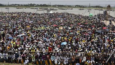 Una multitud se reúne para observar la inauguración del puente más largo de Bangladesh, que requirió ocho años para su construcción en medio de retrasos por conflictos políticos y acusaciones de corrupción, el sábado 25 de junio de 2022, en las afueras de Daca. Atraviesa el río Padma.&nbsp;