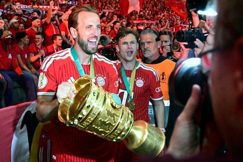 El delantero inglés del Bayern de Múnich, Harry Kane (número 09), y sus compañeros celebran con el trofeo frente a sus aficionados tras la final de la Copa de Alemania (DFB Pokal) entre el FC Bayern de Múnich y el VfB Stuttgart en el Estadio Olímpico de Berlín, el 23 de mayo de 2026.&nbsp;