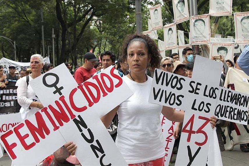 Esta marcha reunió a miles de personas, entre ellos miembros de la Coordinadora Nacional de Trabajadores de la Educación y entregados a miembros del cártel Guerreros Unidos, que los asesinaron e incineraron sus restos en un basurero (EFE) 