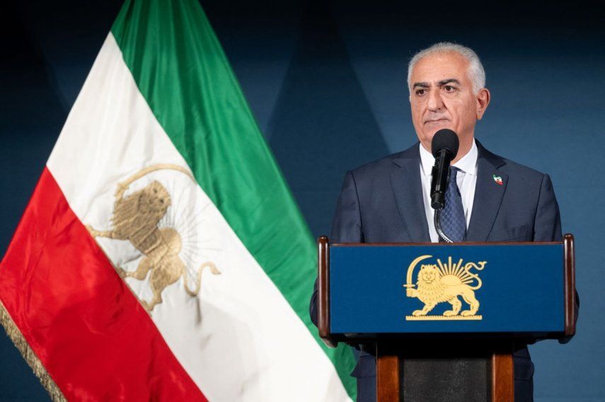Reza Pahlavi, el hijo del ex Sha de Irán derrocado, Mohammed Reza Pahlavi, residente en Estados Unidos, habla durante una conferencia de prensa en el National Press Club en Washington, DC, el 16 de enero de 2026.