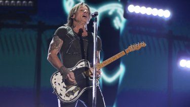 Keith Urban interpreta Texas Time en la 58.ª entrega de los Premios de la Academia de Música Country el 11 de mayo de 2023 en el Ford Center de Frisco, Texas.