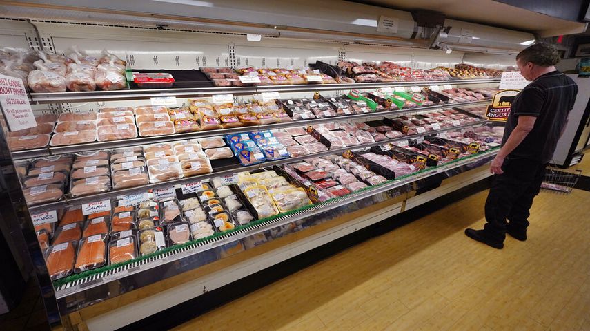 Un cliente observa los precios de productos cárnicos en un supermercado de Estados Unidos.