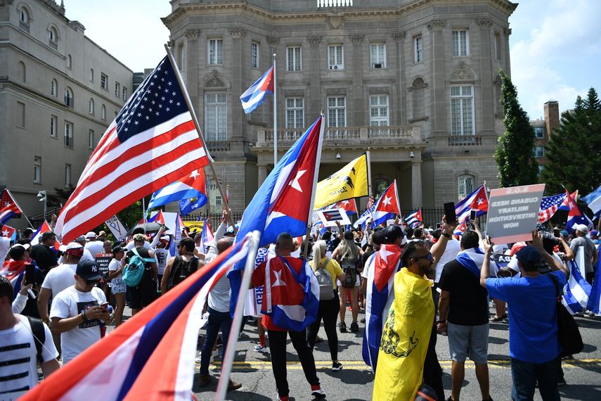 Exiliados cubanos frente a la embajada de la dictadura castrista en Washington.&nbsp;