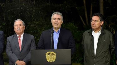 El presidente Iván Duque, acompañado por el ministro de defensa, Guillermo Botero, y el fiscal general de la Nación, Nestor Humberto Martínez, cuando anunciaba la muerte de alias Guacho en un operativo militar.