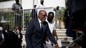 El nuevo primer ministro de Haití, Ariel Henry, sube escaleras acompañado de escoltas después de ser designado al cargo, el martes 20 de julio de 2021, en Puerto Príncipe