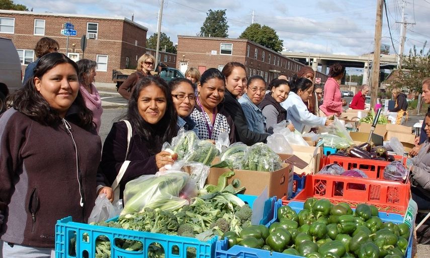 Hispanos de bajos recursos en los EEUU se han beneficiado con la entrega subvencionada de frutas y vegetales para atender problemas de salud.