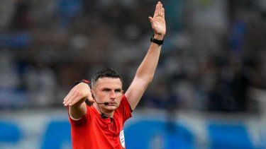 El árbitro Michael Oliver da direcciones en el encuentro de la Liga de Campeones entre el Marsella y el Panathinaikos, el martes 15 de agosto del 2023.