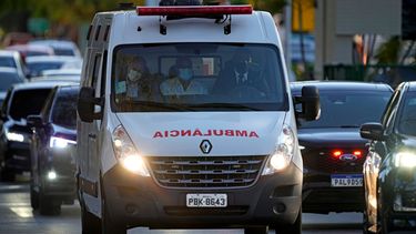 Una ambulancia traslada al presidente brasileño Jair Bolsonaro, de un Hospital de las Fuerzas Armadas, donde lo habían internado, a una base de la fuerza aérea, para llevarlo a Sao Paulo, el miércoles 14 de julio de 2010.