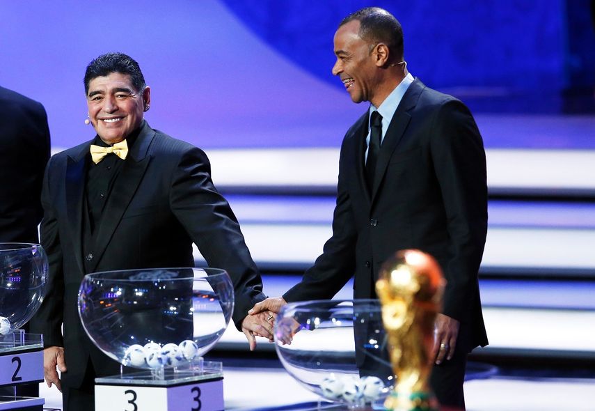 El exfutbolista argentino Diego Maradona (izda) saluda al brasileño Cafú durante el&nbsp;sorteo&nbsp;del Mundial de Rusia 2018 que se ha celebrado en el Palacio del Kremlin de Moscú.