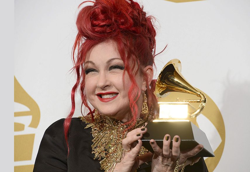 La cantante estadounidense posa con el trofeo Grammy que obtuvo por la composición del tema musical de la producción de Broadway Kinky Boots en 2014. (EFE)