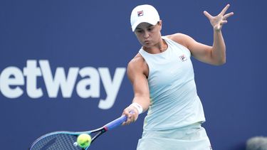 La australiana Ash Barty regresa un servicio a la bielorrusa Aryna Sabalenka en los cuartos de final del Abierto de Miami el martes 30 de marzo del 2021.&nbsp;