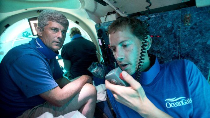 El piloto Randy Holt (d) y Stockton Rush (i), CEO y cofundador de OceanGate, en un sumergible cerca de Fort Lauderdale, Florida, el 28 de junio de 2013.&nbsp;