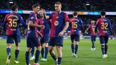 El centrocampista español #16 del Barcelona, Fermín López (C), celebra el segundo gol de su equipo durante el partido de la liga española entre el Real Valladolid FC y el FC Barcelona en el estadio José Zorrilla de Valladolid el 3 de mayo de 2025.&nbsp;