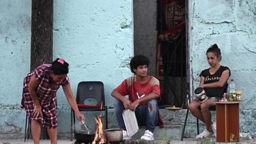 Cubanos cocinan afuera de sus casas durante un apagón nacional causado por un fallo en la red eléctrica en La Habana el 15 de marzo de 2025. 