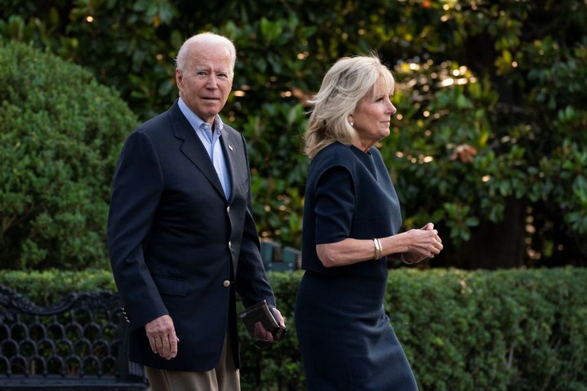 El presidente Joe Biden y su esposa salen de la Casa Blanca.